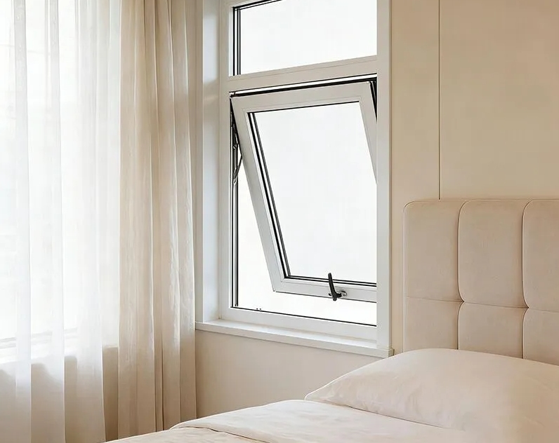 Une fenêtre mince apporte la lumière du soleil et le flux d'air