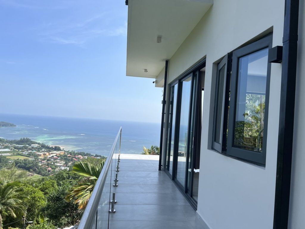 aluminum-windows-in-a-coastal-project