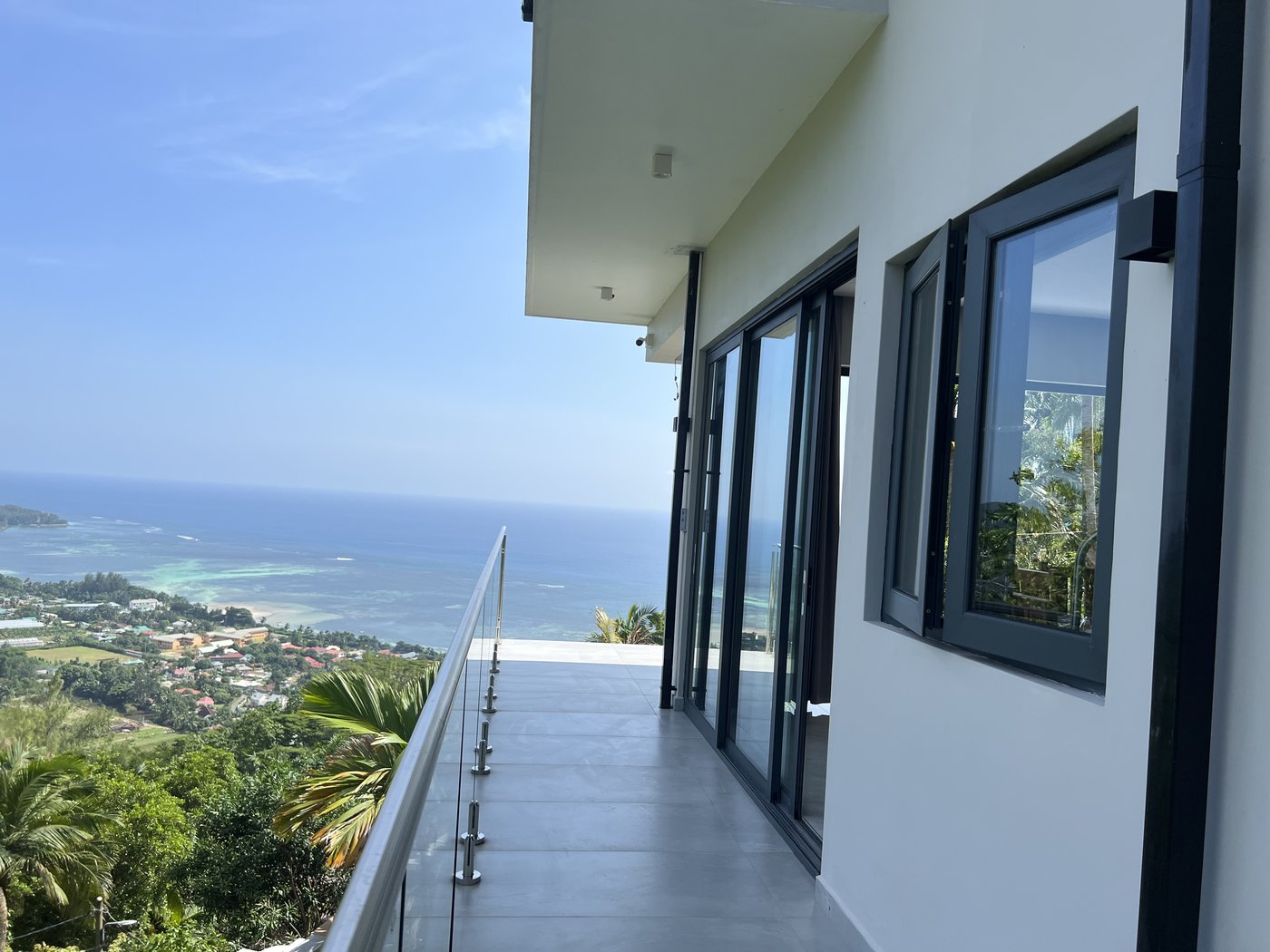 aluminum-windows-in-a-coastal-project